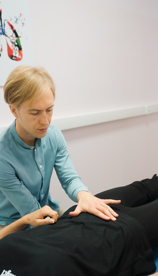 Osteopata Mateusz Stawarz przy pracy z pacjentką